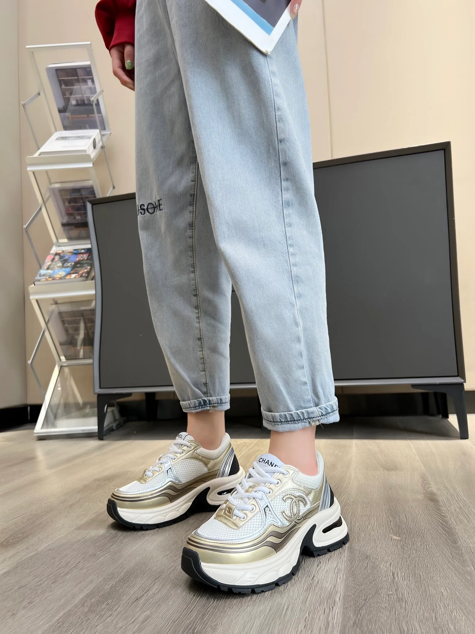 👟👟Ex-factory price 640👟👟 chanel Chanel early spring vacation series latest casual sports shoes silver white, gold white, silver gray, black and red! Incomparably beautiful and easy to wear, very light, the lining is also super soft, super comfortable, the upper is breathable, the color is high-end and durable, versatile. Upper: cowhide and cloth stitching. Inner: breathable mesh. Original foam combination outsole. Size: 35-40.